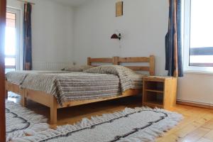 Un pat sau paturi într-o cameră la Pensiunea Pestera
