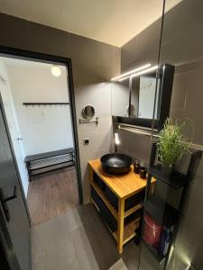 a small bathroom with a sink and a mirror at Outletcity Apartment Ferienwohnung Metzingen in Metzingen