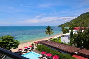 Una vista de la playa desde el balcón de un resort. en Sunset Beach Hotel - Adults Only, en Haad Rin