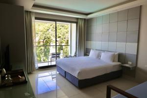Un dormitorio con una cama y una ventana grande en Sunset Beach Hotel - Adults Only, en Haad Rin 54 fotos más