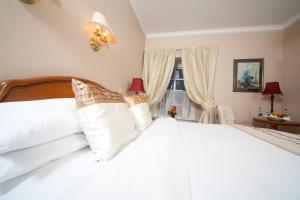 Uma cama ou camas num quarto em Darnley Lodge Hotel