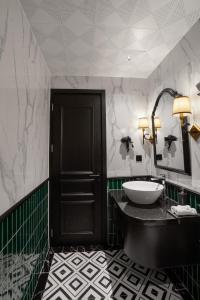 Bilik mandi di C'lau Hotel