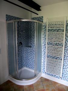 La salle de bains est pourvue d'une douche et d'une cabine de verre. dans l'établissement La Bella Dormiente B&B, à Castellamonte