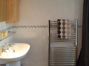 bagno con lavandino e lavandino bianco di Samphire Cottage a Brixham Altre 8 foto