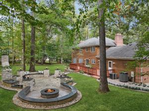 Zahrada ubytování DC Luxury Retreat in Forest Spacious Full of Fun