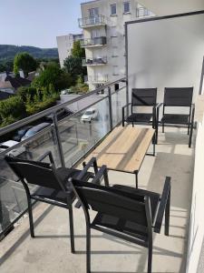 Balkoni atau teres di Chambre avec balcon de 3,5 m2 dans un appartement