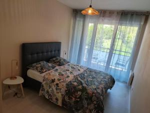 Katil atau katil-katil dalam bilik di Chambre avec balcon de 3,5 m2 dans un appartement
