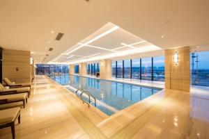 Πισίνα στο ή κοντά στο The QUBE Hotel Jingzhou