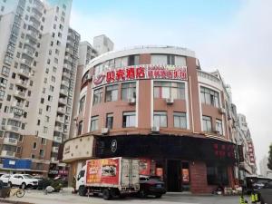 a truck parked in front of a building at Shell Shanghai Songjiang District Xinqiao Town Xinqiao Hotel in Chunshen