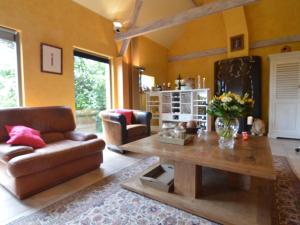 een woonkamer met een bank en een tafel bij stylish holiday home in Rijsberge