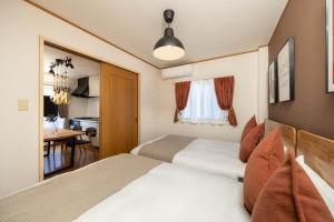 2 posti letto in una piccola camera con tavolo di Maison Raffine ad Osaka