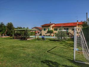 ein Fußballtor in einem Hof mit einem Haus in der Unterkunft Belvilla by OYO Montecchio in Castiglion Fiorentino