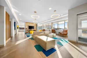 プラットヴィルにあるMicrotel Inn & Suites by Wyndham Prattville Montgomeryのソファとテーブルのあるリビングルーム