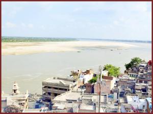 バラナシにあるHOTEL SHANT! GUEST HOUSE VARANASI - 1 Minutes Walking Distance From BABA VISHWANATH TEMPLE And ROOFTOP GANGA VIEW - #Wifi #Fully Air Conditioned & Spacious Rooms -Restaurant Foreigneꭈׁׅ Allowed - Best Budget Guest House In Varanasiの都市と水域の空中写真