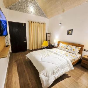 a bedroom with a bed and a flat screen tv at Garden Centre Resort's in Atlāba