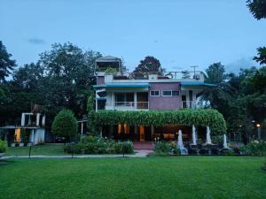 a large house with a lawn and a fountain at Garden Centre Resort's in Atlāba