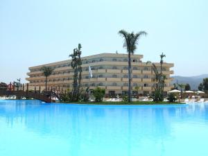 Bazén v ubytovaní Hotel Roscianum Welness SPA alebo v jeho blízkosti