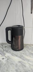 eine schwarze Kaffeekanne auf einer Theke in der Unterkunft هومي Homi in Salalah