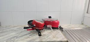 einem roten Topf auf einer Küchentheke in der Unterkunft هومي Homi in Salalah