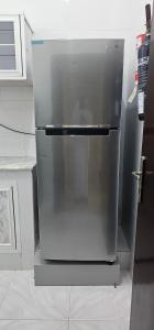 ein Kühl-/Gefrierschrank, der in einer Küche steht in der Unterkunft هومي Homi in Salalah