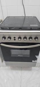 einen Herd mit Backofen in der Küche in der Unterkunft هومي Homi in Salalah