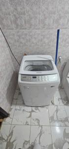 ein Bad mit WC in einem Zimmer in der Unterkunft هومي Homi in Salalah + 25 Fotos