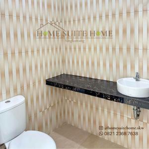 Ένα μπάνιο στο Home Suite Home Singkawang Grant Suite