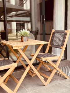 una mesa de picnic de madera y 2 sillas en el patio en Kappa Haven, en Gaborone