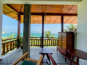 a room with a balcony with a view of the ocean at Lucky Tuna in Unawatuna