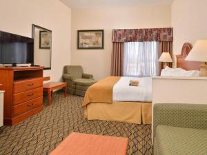 a hotel room with a bed and a television at Quality Inn & Suites Jefferson City in Jefferson City