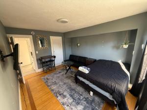 Χώρος καθιστικού στο Private Room in East Hollywood