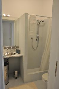 パドヴァにあるToaldo18のバスルーム(シャワー、洗面台、トイレ付)