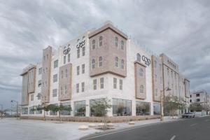 ein großes Gebäude an einer Straßenseite in der Unterkunft Corp Yanbu Hotel - B1 in Yanbu