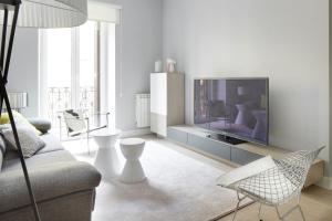 sala de estar con sofá y TV en Zabaleta Beach by FeelFree Rentals, en San Sebastián