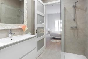 Koupelna v ubytování Zabaleta Beach by FeelFree Rentals + 11 fotografií