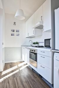 Η κουζίνα ή μικρή κουζίνα στο Varennahouse Lory Apt