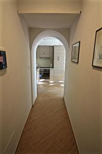 a hallway with an archway leading to a kitchen at Vernazza Vacation 2 in Vernazza