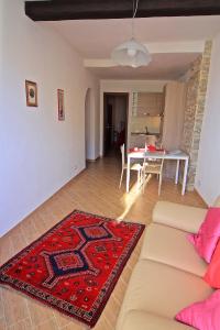 a living room with a couch and a table at Vernazza Vacation 2 in Vernazza