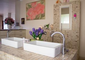 two white sinks on a counter in a kitchen at Villa-Candilabra Guesthouse in Komatipoort +52 photos
