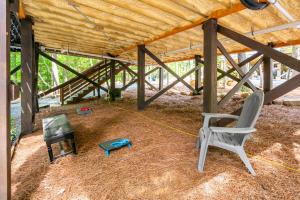 ein weißer Stuhl in einem Raum mit Heu in der Unterkunft Galaxy Tree House in Dogwood Acres