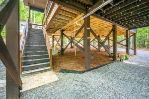 eine Holzkonstruktion mit einer Treppe in einem Gebäude in der Unterkunft Galaxy Tree House in Dogwood Acres