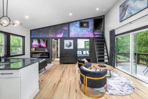 eine Küche und ein Wohnzimmer mit Tisch und Stühlen in der Unterkunft Galaxy Tree House in Dogwood Acres + 54 Fotos