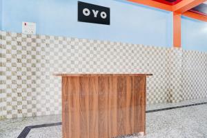 een houten podium voor een betegelde muur bij SPOT ON Pradhan Hotel in Bhīta