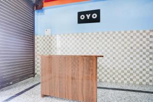 een houten podium voor een gebouw bij SPOT ON Pradhan Hotel in Bhīta