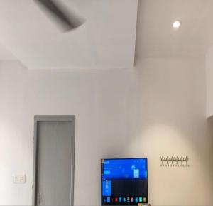 TV a/nebo společenská místnost v ubytování RidhanRegency