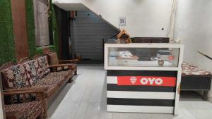 una stanza con sedie e un tavolo con un bancone oyo di Hotel O Rana Guest House a Ballabgarh
