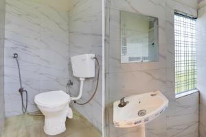 a bathroom with a toilet and a sink at Spot On THE RAJA GRAND in Akbarpur