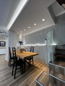 a dining room with a wooden table and chairs at Very nice flat in Lerici 5 terre Villa Aurora in centro con parcheggio in Lerici