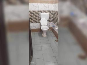 a model of a bathroom with a toilet at SPOT ON New Phulpur Restaurant And Hotel in Phūlpur