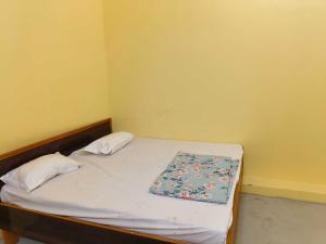 un pequeño dormitorio con una cama con una manta. en Hotel O Shree Palace, en Pipraich